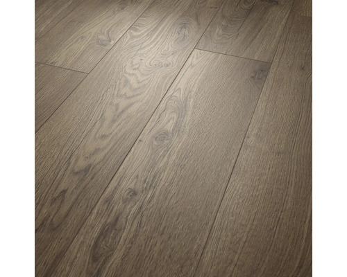 Revêtement de sol stratifié aspect chêne avec veinage du bois prononcé et structure de surface tangible.