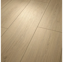 Revêtement de sol stratifié aspect chêne avec veinage du bois et joints visibles.