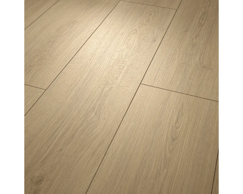 Revêtement de sol stratifié aspect chêne avec veinage du bois et joints visibles.