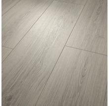 Sol stratifié décor chêne gris clair avec veinage structuré et chanfrein en V.
