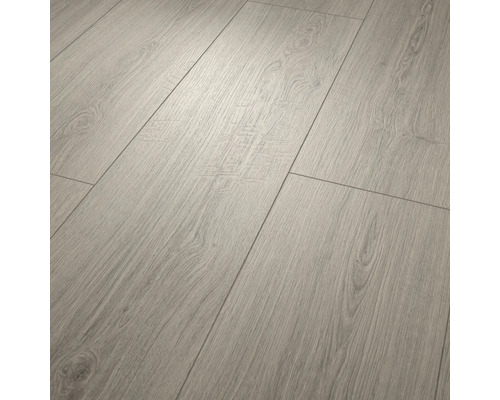 Sol stratifié décor chêne gris clair avec veinage structuré et chanfrein en V.