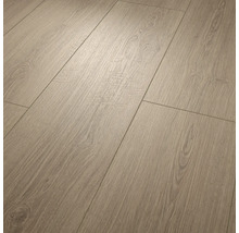 Sol stratifié aspect chêne avec veinage naturel et structure de surface tactile.