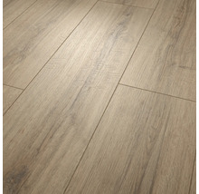 Sol stratifié aspect chêne avec surface structurée et chanfrein en V.