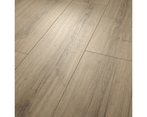 Sol stratifié aspect chêne avec surface structurée et chanfrein en V.