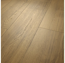 Sol stratifié aspect chêne avec veinage naturel.