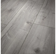 Revêtement de sol stratifié gris avec décor en chêne et structure de bois palpable.