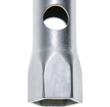 Gros plan d une clé à pipe argentée en acier avec trou pour broche et profil hexagonal.
