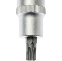 Douille argentée avec embout Torx en métal avec bord moleté.