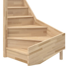 Marches d'un escalier tournant en bois massif clair avec aspect bois lamellé.