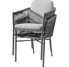 Deux chaises de jardin grises empilées avec structure en métal, tressage en corde et coussins.
