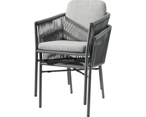 Deux chaises de jardin grises empilées avec structure en métal, tressage en corde et coussins.