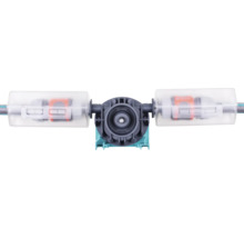 Accessoire pour arrosage avec unité de pompe ronde et deux couvercles en plastique transparent pour les raccords de tuyau.