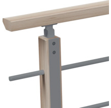 Détail d'un garde-corps avec main courante en bois, poteau en bois avec support métallique et barres horizontales en métal.