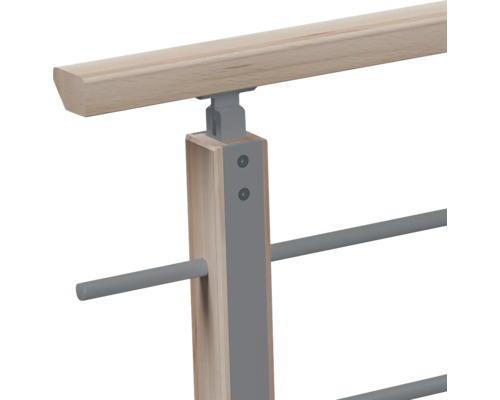 Détail d'un garde-corps avec main courante en bois, poteau en bois avec support métallique et barres horizontales en métal.