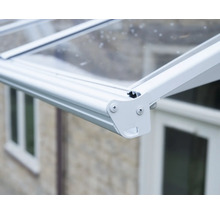 Detail einer weißen Terrassenüberdachung aus Aluminium mit transparenten Paneelen.