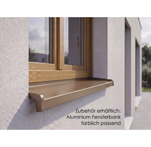 Außenansicht eines Fensters mit passender Aluminium-Fensterbank an einer verputzten Hauswand.