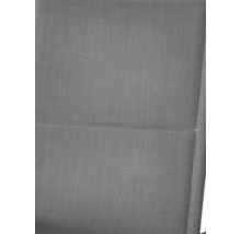 Vue détaillée d'un tissu textile tissé gris avec une structure fine et une couture.