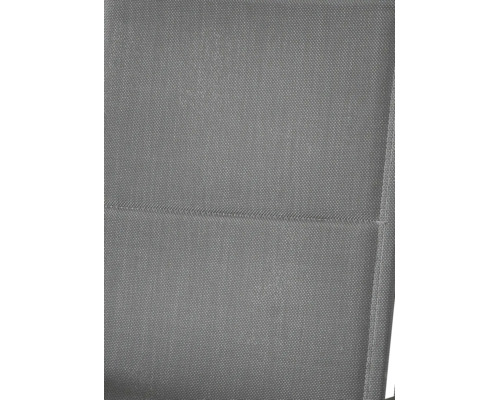 Vue détaillée d'un tissu textile tissé gris avec une structure fine et une couture.