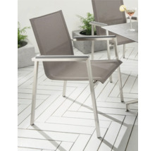 Chaise de jardin moderne en acier inoxydable avec textile sur une terrasse lumineuse avec table et plantes.
