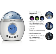 Projecteur d étoiles Reer MyMagicStarlight avec écran LCD pour l heure et la température, fonction musique, connexion AUX et alarme. Reer Logo.