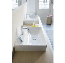 Modernes Badezimmer mit zwei rechteckigen Aufsatzwaschbecken aus weißer Keramik auf einer hellen Holzkonsole.