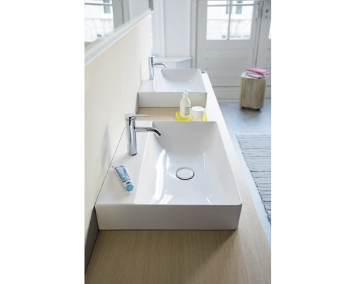 Modernes Badezimmer mit zwei rechteckigen Aufsatzwaschbecken aus weißer Keramik auf einer hellen Holzkonsole.