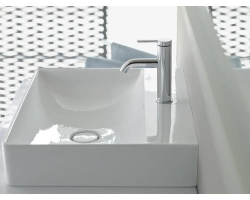 Rechteckiges weißes Keramik-Waschbecken mit einer verchromten Einhebel-Mischbatterie in einem modernen Badezimmer.