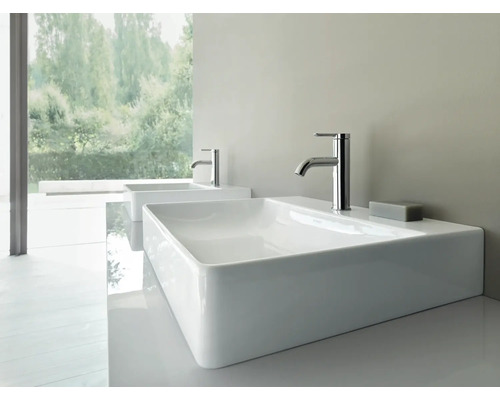 Modernes Badezimmer mit zwei rechteckigen Aufsetzwaschbecken aus Keramik und verchromten Waschtischarmaturen in heller, minimalistischer Umgebung.