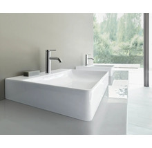 Zwei weiße rechteckige Aufsatzwaschbecken aus Keramik mit verchromten Armaturen in einem hellen, modernen Badezimmer.