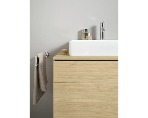 Moderner Badezimmer-Waschtisch in Holzoptik mit zwei Schubladen, weißem Aufsatzwaschbecken aus Keramik und verchromter Armatur.