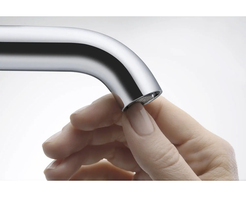 Reinigung des Strahlreglers einer Armatur durch einfaches Abreiben von Kalkrückständen mit dem Finger.