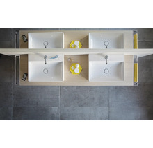 Draufsicht auf einen modernen Badezimmer-Waschtisch mit zwei rechteckigen Waschbecken, verchromten Armaturen und einer hellen Holzplatte.