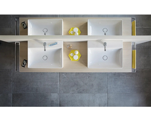 Draufsicht auf einen modernen Badezimmer-Waschtisch mit zwei rechteckigen Waschbecken, verchromten Armaturen und einer hellen Holzplatte.