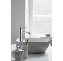 Moderne Waschtischarmatur aus Chrom an einem weißen Aufsatzwaschbecken in einem hellen Badezimmer.