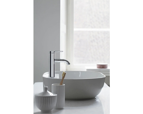 Moderne Waschtischarmatur aus Chrom an einem weißen Aufsatzwaschbecken in einem hellen Badezimmer.