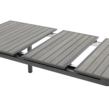 Detailansicht des Ausziehmechanismus eines Gartentisches mit Aluminiumgestell und Lamellen.