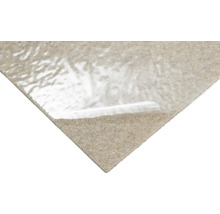 Non-tissé de protection autocollant pour sols avec film de protection partiellement retiré.