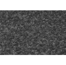 Nahaufnahme von grauem Nadelfilz aus Kunstfaser für Bodenbeläge oder Bastelprojekte.