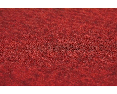 Nahaufnahme der Textur eines roten Nadelfilzteppichs.