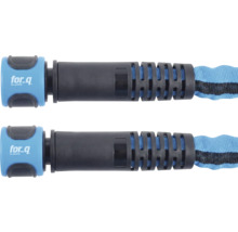 Zwei for_q Gartenschlauch-Anschlüsse aus Kunststoff in Blau und Schwarz mit flexiblem Gewebeschlauch, for_q Logo.