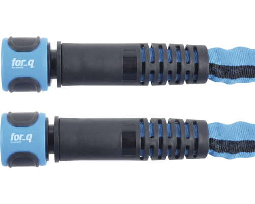 Zwei for_q Gartenschlauch-Anschlüsse aus Kunststoff in Blau und Schwarz mit flexiblem Gewebeschlauch, for_q Logo.