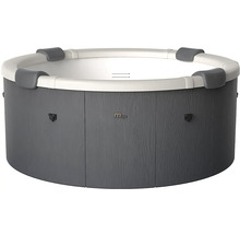 Spa rond avec habillage aspect bois, intérieur blanc et quatre appuie-tête sur le rebord, MSpa Logo.