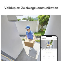 Communication bidirectionnelle full duplex d'une caméra de surveillance avec un livreur à l'entrée et vue en direct sur un smartphone.