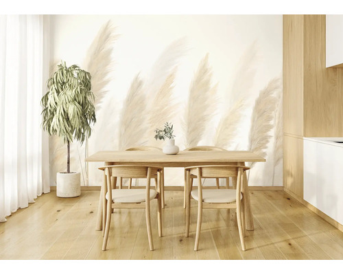 Hell gestaltetes Esszimmer mit einer Fototapete mit großen Pampasgraswedeln, Holztisch, Holzstühlen und Holzboden.