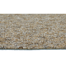 Vue détaillée d une moquette bouclée chinée dans différents tons de beige et de brun.
