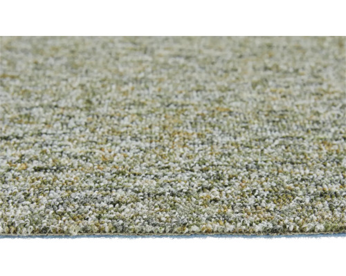 Nahaufnahme der Textur eines melierten Kurzflorteppichs in Grün und Beige.