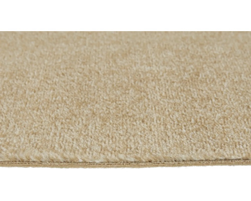 Gros plan d'une moquette beige douce avec un bord visible.