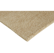 Moquette beige avec une surface douce et texturée et un envers visible.