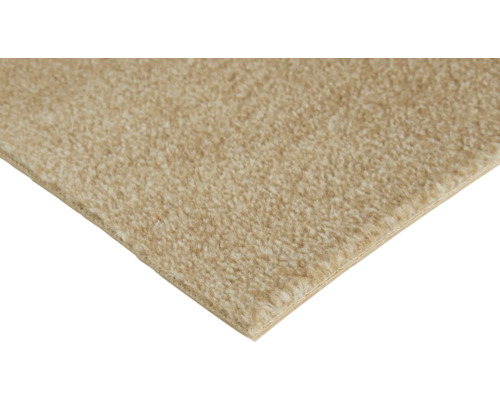 Moquette beige avec une surface douce et texturée et un envers visible.