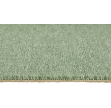 Moquette verte à surface texturée avec envers visible.